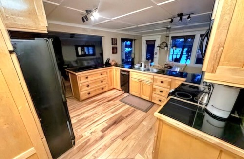 Bridge Lake Cottage | Private Waterfront Cottage on Lac des Roches