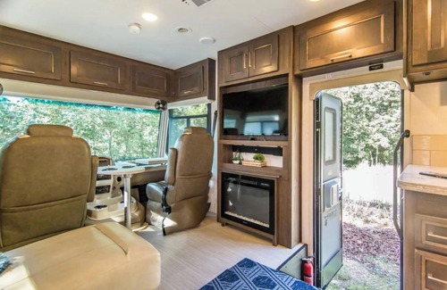 Osage Beach House | Private Waterfront Glamping RV