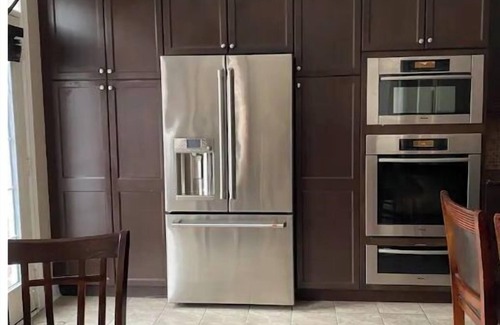 Brampton House | Private Whole house 6 bedrooms 3.5 bathrooms