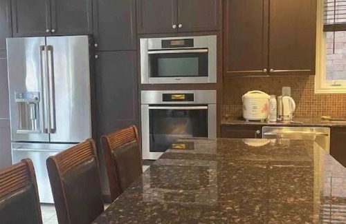 Brampton House | Private Whole house 6 bedrooms 3.5 bathrooms