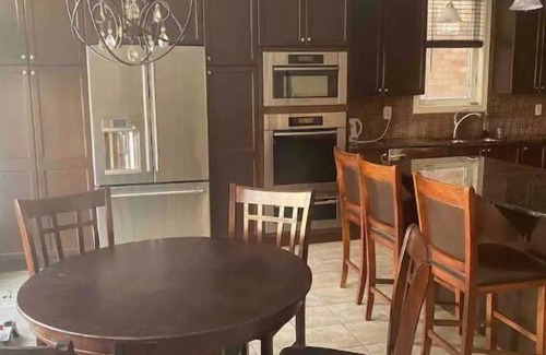 Brampton House | Private Whole house 6 bedrooms 3.5 bathrooms