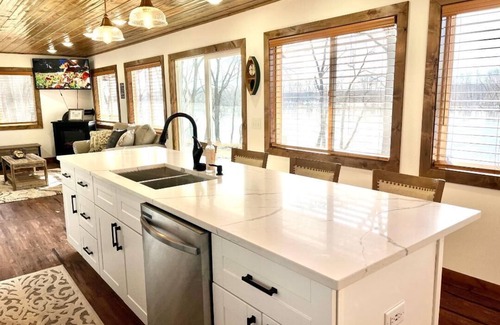 Wisconsin Dells Cabin | Private WI River House - Minutes to Wisconsin Dells Attractions