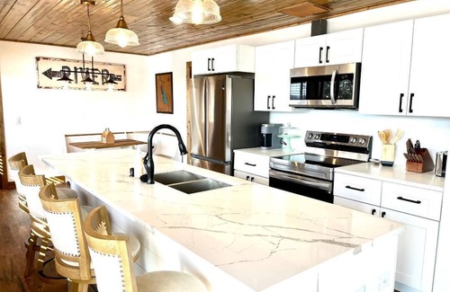 Wisconsin Dells Cabin | Private WI River House - Minutes to Wisconsin Dells Attractions