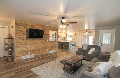 Mammoth Creek House | Private Wilderness Retreat w/Trails