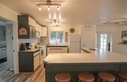 Mammoth Creek House | Private Wilderness Retreat w/Trails