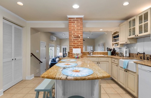 Historic District House | Private yard and screened porch at Historic happy home, steps to Main Street with parking