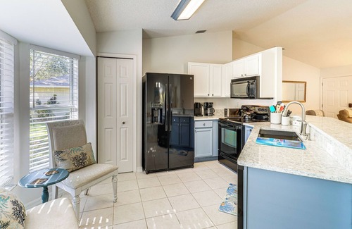 Sebastian Highlands House | Private Yard & Screened Patio: Sunny Sebastian Gem