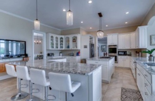 Purcellville Villa | Private10000sf Retreat GuitarPool Hottub-Wine Area