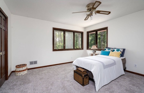 Webster House | Privated 3 acreage wood retreat near 30 Restraunts