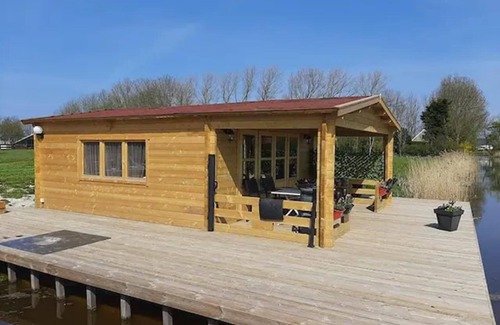 Hitzum Cabin | Prive Jacuzzi, Cows, Dairyfarm, Relaxing, Sleeping