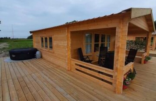 Hitzum Cabin | Prive Jacuzzi, Cows, Dairyfarm, Relaxing, Sleeping