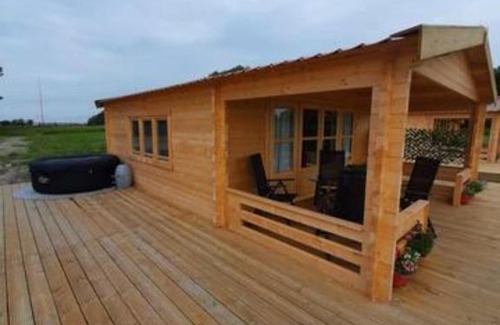 Hitzum House | Prive jacuzzi cows dairyfarm relaxing sleeping