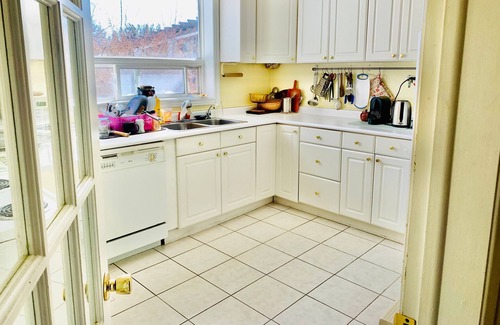 Newtonbrook House | PriviteRoom/best price in town/very central, ask me a question,I’m here to help