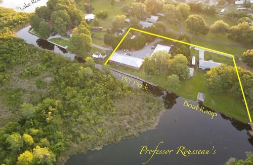 Crystal River Apartment | Professor Rousseau's Tiki Hideaway