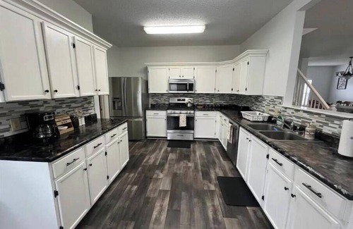 Fishers House | PROMO 10% WEEKLY/15% MONTHLY DISCOUNT!n4 King Beds, Jacuzzi, Easy Highway Access