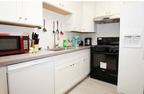 Ontario House | PROMO 10 % WEEKLY/25% MONTHLY DISCOUNTnCheerfull 2-bed with 2-Bath Bungalow