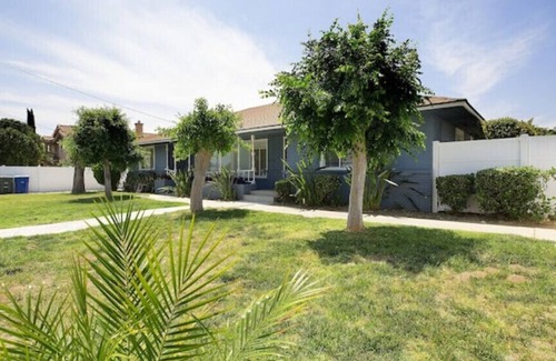 Ontario House | PROMO 10 % WEEKLY/25% MONTHLY DISCOUNTnCheerfull 2-bed with 2-Bath Bungalow