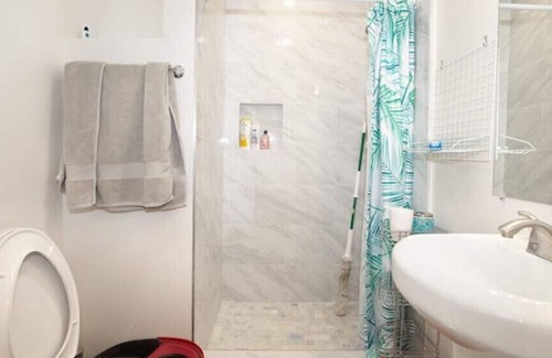 Ontario House | PROMO 10 % WEEKLY/25% MONTHLY DISCOUNTnCheerfull 2-bed with 2-Bath Bungalow