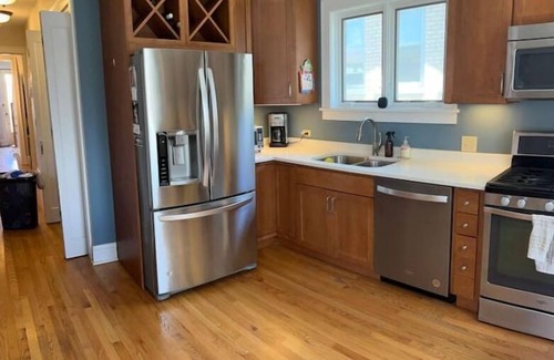 Evanston House | PROMO 10% WEEKLY AND 15% MONTHLY nNear Northwestern, Beaches Parking Fenced Yard