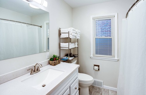 Penfield House | PROMO 5% WEEKLY/10% MONTHLY DISCOUNT Modern & Quiet Suburban Ranch.