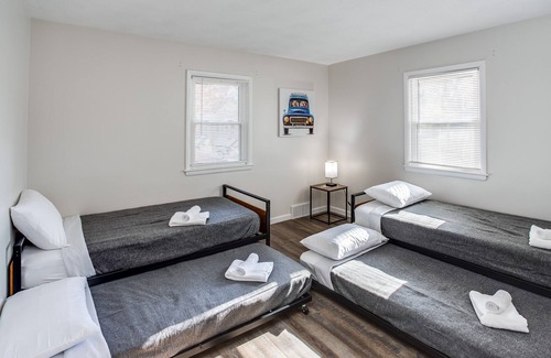 Penfield House | PROMO 5% WEEKLY/10% MONTHLY DISCOUNT Modern & Quiet Suburban Ranch.