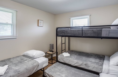 Rochester House | PROMO 5% WEEKLY/10% MONTHLY DISCO Suburban Ranch with Hot Tub Mins away from RIT