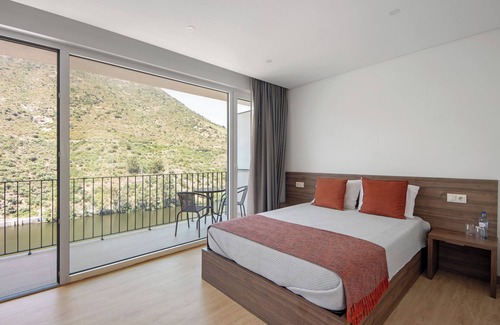Armamar Resort | Property In A Holiday Village 'Quinta Da Pedra Caldeira G' with Mountain View and Air Conditioning