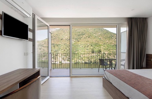 Armamar Resort | Property In A Holiday Village 'Quinta Da Pedra Caldeira C' with Mountain View and Air Conditioning