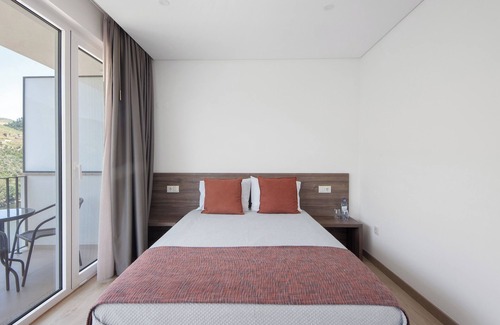 Armamar Resort | Property In A Holiday Village 'Quinta Da Pedra Caldeira C' with Mountain View and Air Conditioning