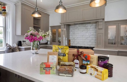 York House | Prospect House sleeps 14, dog friendly