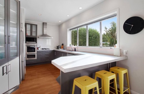 Point Chevalier House | Prosper Point Home with BBQ, Patio and Parking