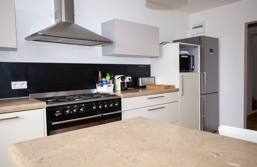 Martigues Villa | Provençal House with swimming pool, 4 bedrooms, garden, air-conditioning, 9 pers