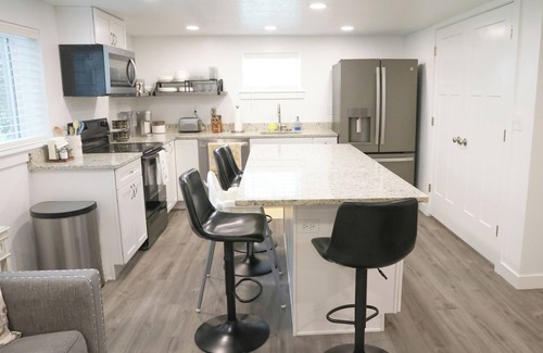 Rock Canyon Apartment | Provo 3-bedroom; new, fireplace, BBQ, AC, fast WiFi. Close to BYU, MTC, Sundance