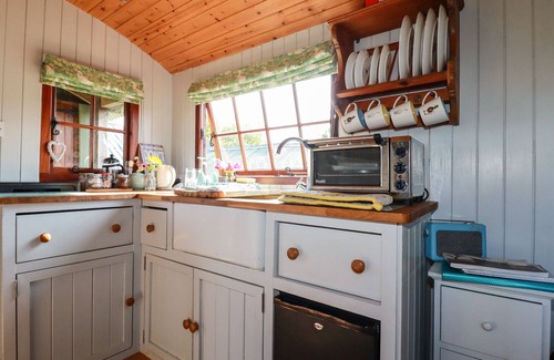 Brazzacott Cottage | PUDDLE DUCK SHEPHERDS HUT, pet friendly in Crackington Haven