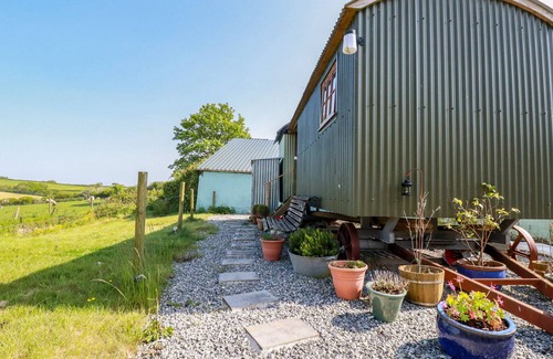 Brazzacott Cottage | PUDDLE DUCK SHEPHERDS HUT, pet friendly in Crackington Haven