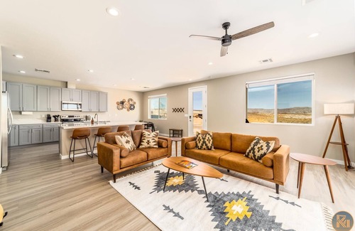 Greenehaven House | Pueblo en Powell - Hot Tub, Game Room, Lake Views