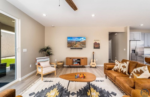 Greenehaven House | Pueblo en Powell - Hot Tub, Game Room, Lake Views