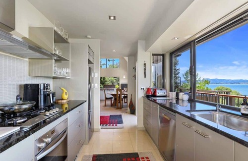 Kawaha Point House | Pukeko Landing | Stunning Lake Views with Spa Pool