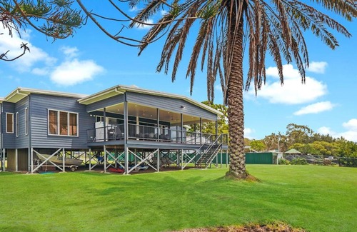 Meldale House | Pumicestone Paradise, Waterfront, sleeps 10, Meldale