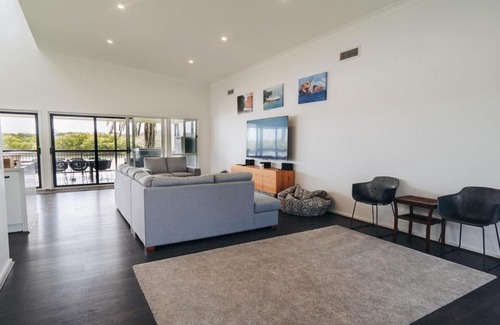Meldale House | Pumicestone Paradise, Waterfront, sleeps 10, Meldale