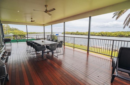 Meldale House | Pumicestone Paradise, Waterfront, sleeps 10, Meldale
