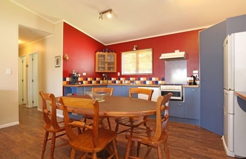 Raglan House | Punawai Raglan Cottage - Pet Friendly