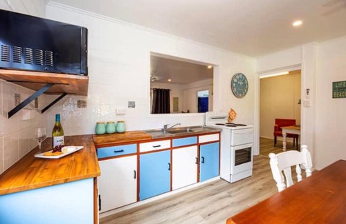 Innes Park Apartment | Puppies & Pancakes- King Bed Opposite Beach&Park