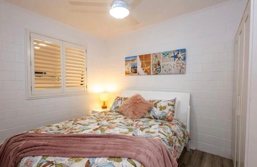 Innes Park Apartment | Puppies & Pancakes- King Bed Opposite Beach&Park