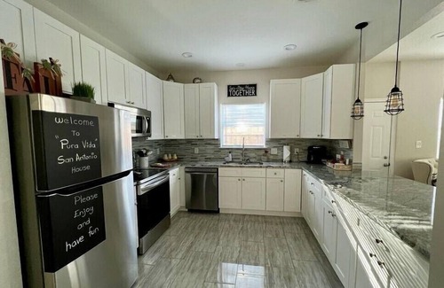 Eastside Promise Neighborhood House | Pura Vida Home 🏡 1.2 miles from AT&T center and less then 3 miles from Downtown!