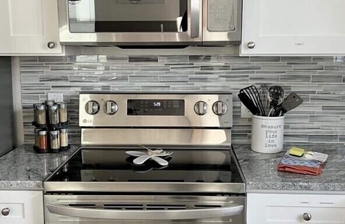 Eastside Promise Neighborhood House | Pura Vida Home 🏡 1.2 miles from AT&T center and less then 3 miles from Downtown!