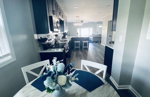 Wood Dale House | Pure Bliss-Right by the Airport