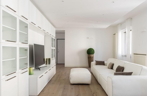 Como Apartment | Pure White