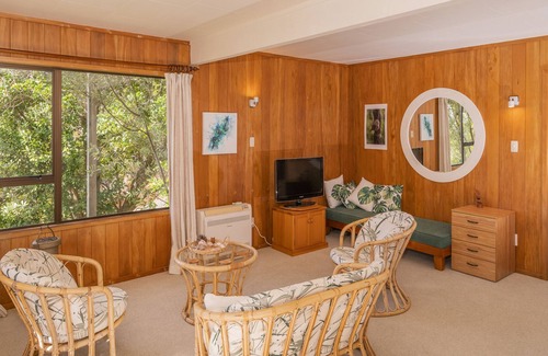 Rings Beach House | Puriri Cottage - Kuaotunu Holiday Home