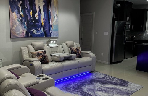 McAllen Apartment | Purple King Size 3-bedroom apartment in wonderful McAllen with WiFi, AC